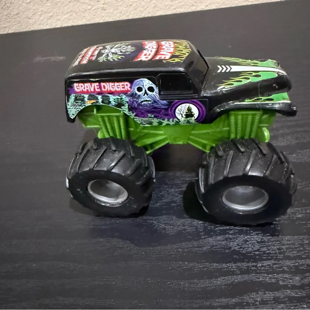 Hot Wheels Monster Jam Grave Digger Monster Truck Toy Kids Play Vehicle